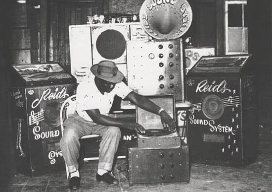 Duke Reid, der Betreiber eines der ersten, jamaikanischen Soundsystems mit seiner Anlage.